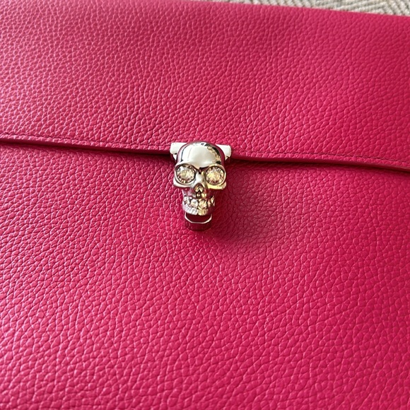 Authentic Alexander McQueenSkull leather clutch
Hot pink Leather - Picture 3 of 6